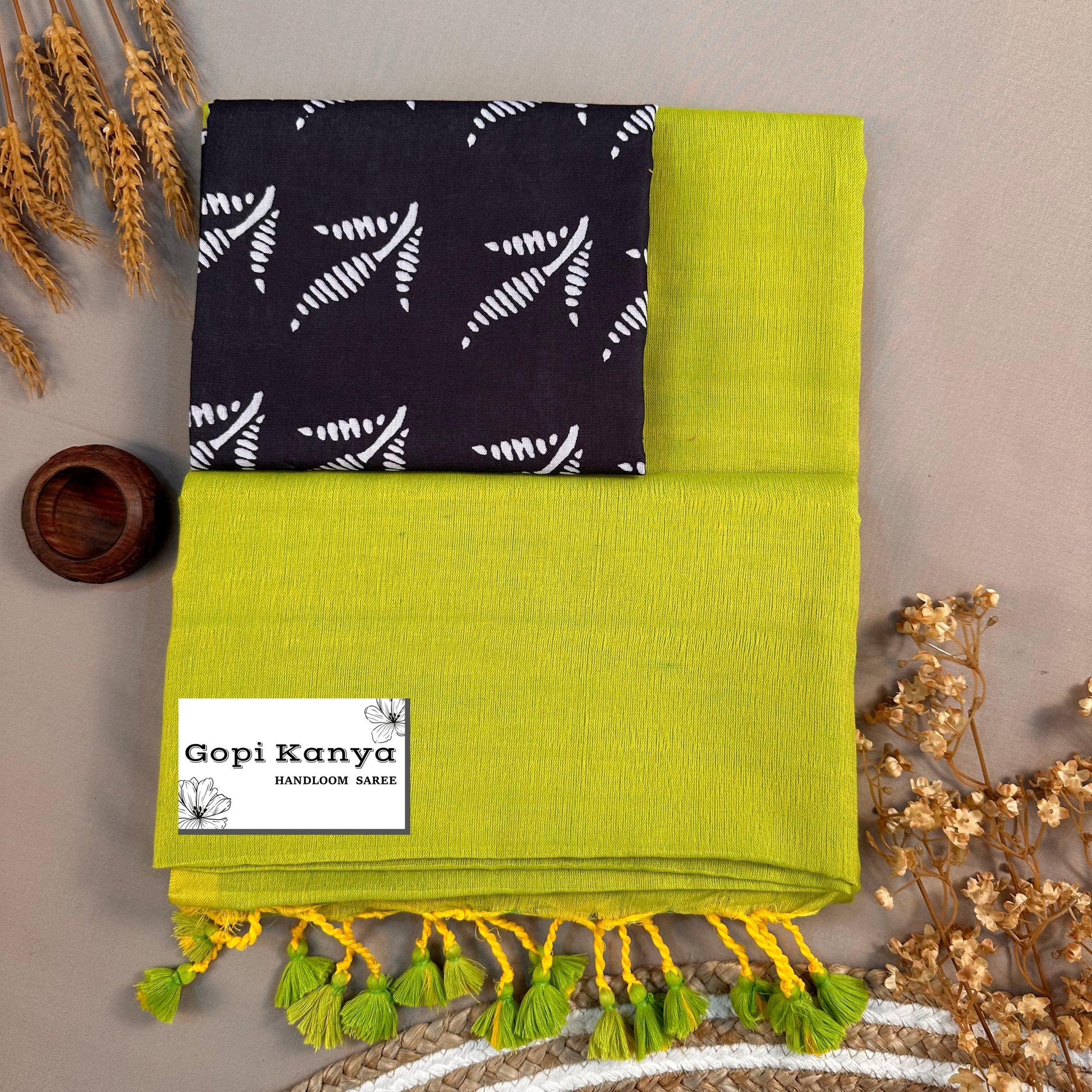 Perrot Green Handloom Cotton Saree With Printed Blouse - Gopi Kanya