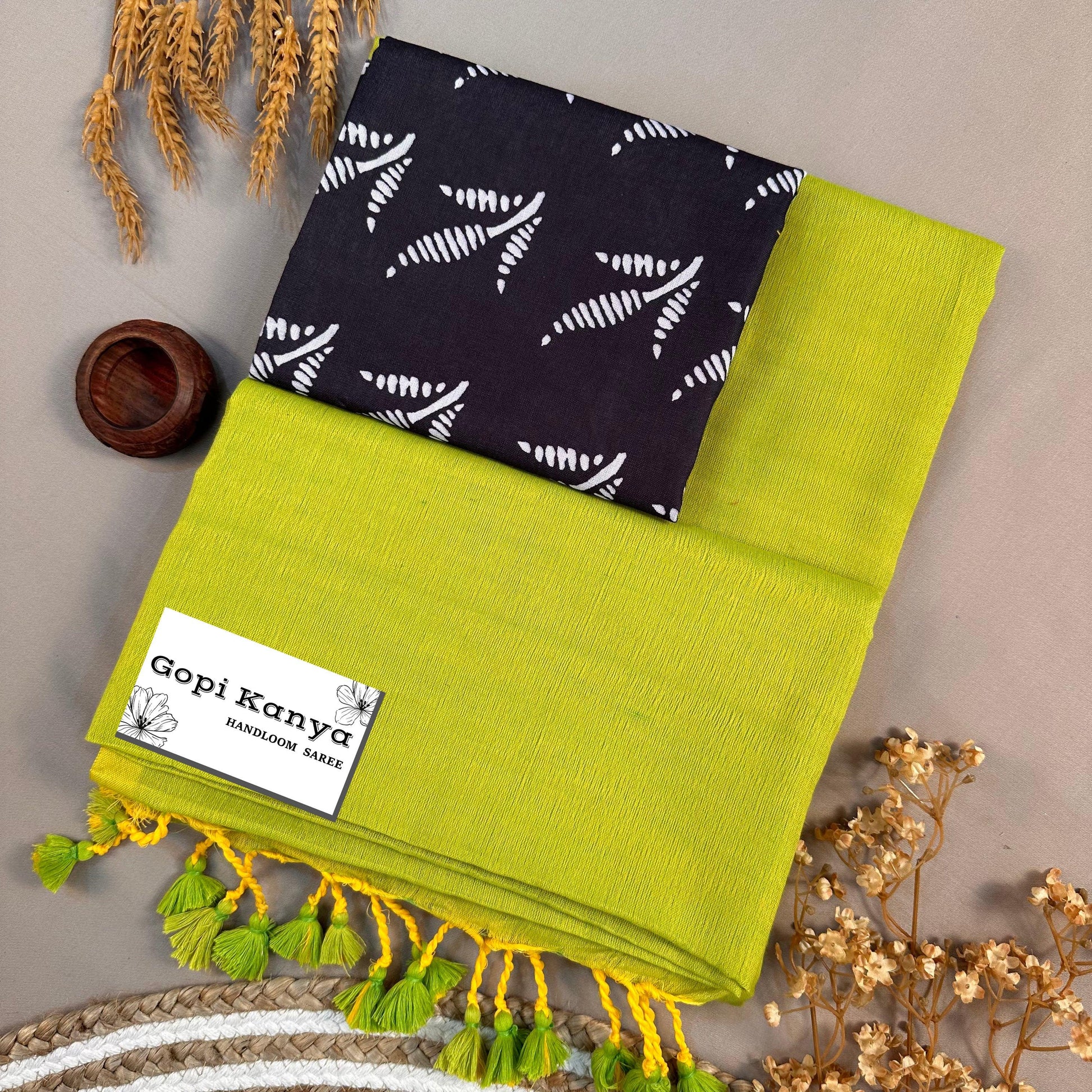 Perrot Green Handloom Cotton Saree With Printed Blouse - Gopi Kanya