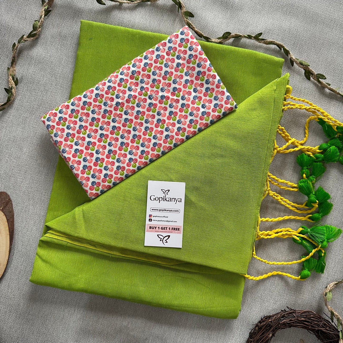 Perrot Green Handloom Cotton Saree With  Multi Color Printed Blouse